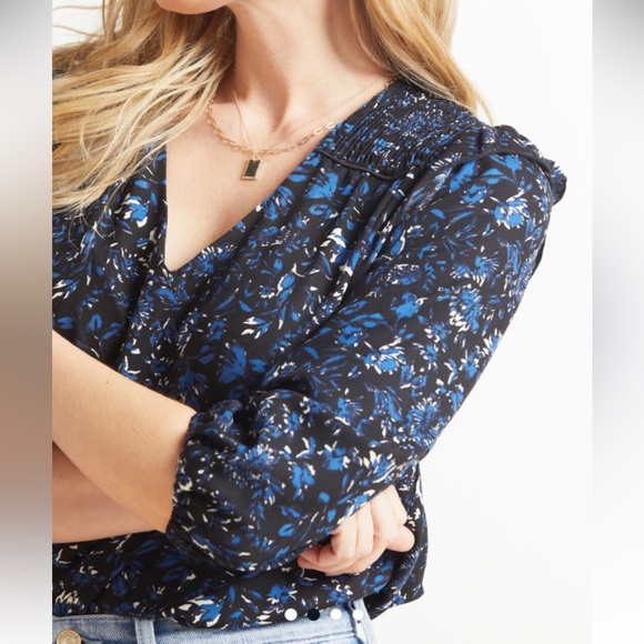 Evereve Tops - Evereve Ellis V Neck Blouse. Size Large.